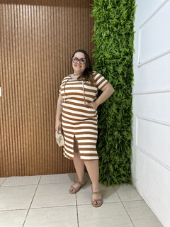 VESTIDO MIDI COM AMARRAÇÃO LISTRADO CARAMELO