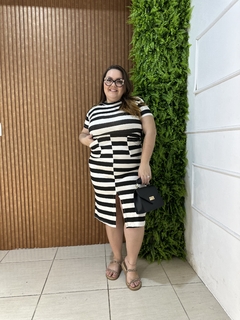 VESTIDO MIDI COM BOLSOS FRONTAIS LISTRADO PRETO