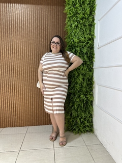 VESTIDO MIDI COM BOLSOS FRONTAIS LISTRADO BEGE