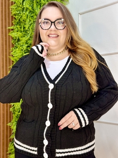 CARDIGAN DE TRICÔ PLUS PRETO E BRACO