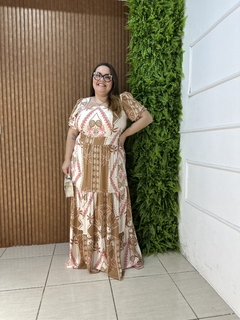 VESTIDO LONGO PLUSSIZE VISCOLINHO DECOTE QUADRADO ESTAMPADO BEGE