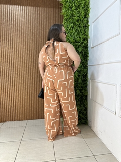 MACACÃO LONGO PLUSSIZE VISCOSE FRENTE UNICA BEGE - comprar online