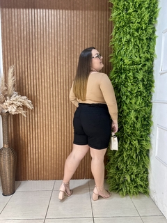 SHORT SARJA PLUS COM DETALHE DE BOTÕES PRETO - comprar online