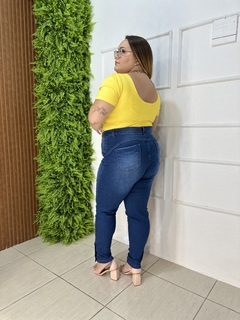 CALÇA JEANS BÁSICA COM DETALHE DE BOTÕES na internet