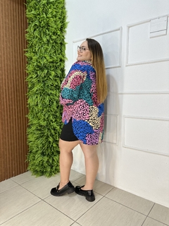 CAMISA PLUS ESTAMPADA ONÇINHA COLORIDA na internet