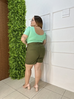 SHORT EM SARJA PLUS VERDE MILITAR na internet