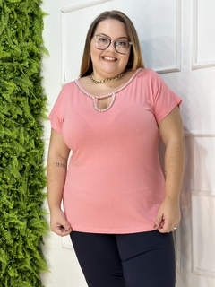 BLUSINHA GOTA COM DETALHE EM PEDRARIAS ROSA