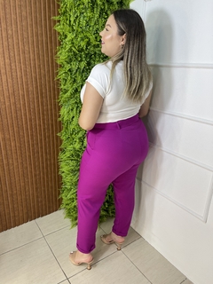 CALÇA ALFAIATARIA COM CINTO FUCSIA na internet