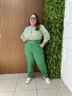 CAMISA PLUSSIZE CREPE SOCIAL LISTRADO VERDE