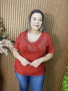 BLUSA PLUS COM FOLHAS BRILHOSAS TELHA