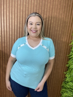 BLUSA CANELADA GOLA V COM BOTÕES VERDE AGUA