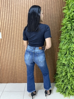 CALÇA JEANS CAPRE COM FRANJINHA - comprar online