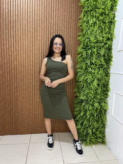 VESTIDO MIDI OMBRO SÓ CANELADO VERDE MILITAR