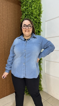 CAMISA JEANS PLUSSIZE MANGA LONGA LAVAGEM CLARA