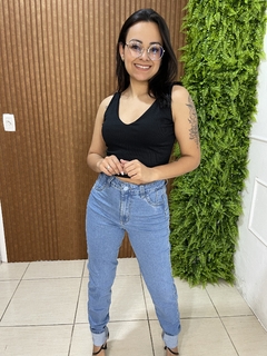 CALÇA JEANS TRIP JEANS AZUL CLARA COM BOTÃO FORRADO na internet