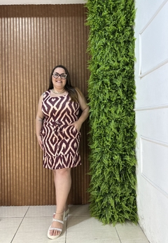 VESTIDO REGATA COM AMARRAÇÃO NA CINTURA E BABADINHOS ESTAMPADO BORDO