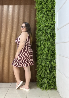 VESTIDO REGATA COM AMARRAÇÃO NA CINTURA E BABADINHOS ESTAMPADO BORDO - comprar online