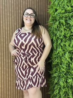 VESTIDO REGATA COM AMARRAÇÃO NA CINTURA E BABADINHOS ESTAMPADO BORDO na internet