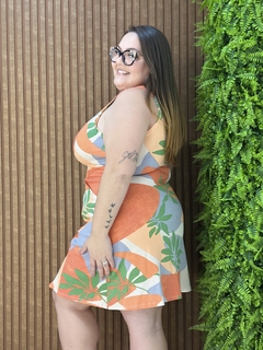 VESTIDO REGATA COM BOLSOS FRONTAIS FLORAL LARANJA/CINZA na internet