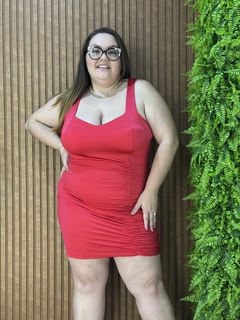 VESTIDO PLUS TUBINHO TRILOBAL COM DRAPEDADO VERMELHO