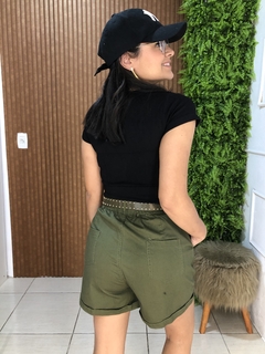 SHORT DE SARJA COM CINTO VERDE MILITAR - comprar online