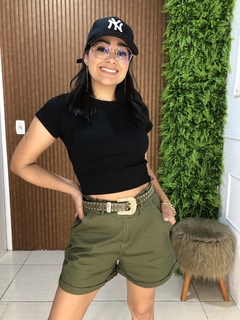 SHORT DE SARJA COM CINTO VERDE MILITAR