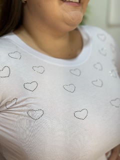 BLUSA PLUS COM CORAÇÃO DE BRILHOS BEGE