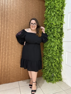 VESTIDO PLUSSIZE CREPE AIRFLOW PRETO COM BORDADO NA MANGA