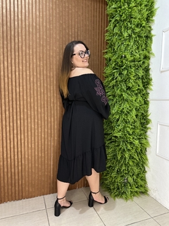 VESTIDO PLUSSIZE CREPE AIRFLOW PRETO COM BORDADO NA MANGA - comprar online