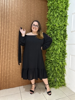 VESTIDO PLUSSIZE CREPE AIRFLOW PRETO COM BORDADO NA MANGA na internet