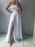 Vestido de noiva minimalista tomara que caia branco acetinado com fenda simples na internet