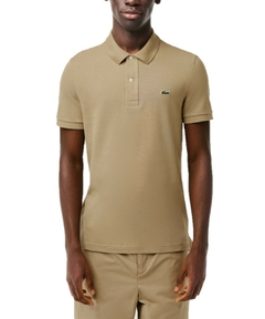 Homem usando uma polo Slim Fit Piquet Bege da Lacoste, com logo bordado no peito.