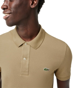 Polo Lacoste Slim Fit Piquet Bege com detalhe do logo bordado