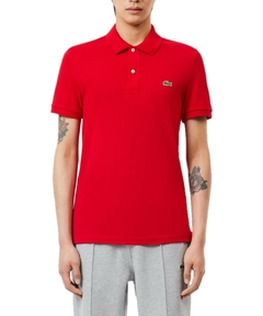 Homem usando uma polo Lacoste slim fit na cor vermelha, com logo da marca no peito