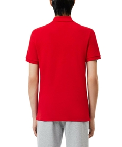 Camiseta polo Lacoste slim fit na cor vermelha, vista de costas.