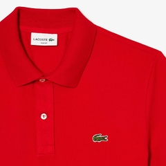 Polo Lacoste slim fit na cor vermelha com detalhe do logo da marca.