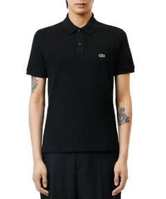 Polo Lacoste Slim Fit Piquet na cor preta, destacando o logo da marca no peito e um modelo masculino.