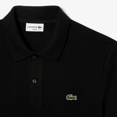 Polo Lacoste Slim Fit Piquet preta com detalhe do logo crocodilo.