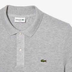 Polo Lacoste Slim Fit Piquet Cinza com gola e logo da marca em destaque