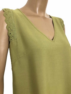 424 - Musculosa Uma cuello V - comprar online