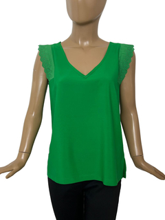 424 - Musculosa Uma cuello V - comprar online