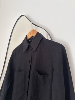 Camisa alongada com bolsos - Autêntica - (Preto) - Ouz Be