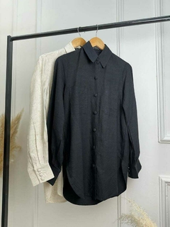 Camisa alongada com bolsos - Autêntica - (Preto) - comprar online