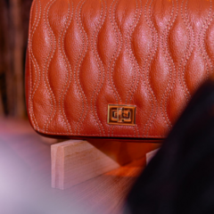 Imagem do Bolsa Chanel com Zíper em Couro - Elegância e Estilo Refinado