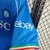 Camisa-do-Napoli-Azul-titular-23/24-EA7-com-bandeira-da-Itália-no-meio-e-escudos-pequenos-no-corpo-