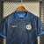 Camisa-Reserva-do-Chelsea-Azul-2023-com-linhas-azul-claro-e-escudo-Branco-Nike-sem-patrocínio