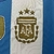 Camisa-titular-da-Argentina-2024-Atualizada-com-três estrelas- Patch FIFA campeão 2022 - Adidas - Torcedor- Masculina - Branca e Azul - para a copa américa