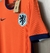 Nova-Camisa-titular-da-Holanda-2024-Laranjada-com-detalhes-azul escuro-da-Nike-Torcedor-Masculina-Para a Eurocopa 2024