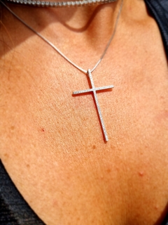 Colar cruz em prata rodinada e zircônias - comprar online