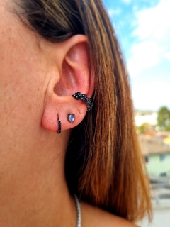 Piercing em prata em ródio negro com zircônias